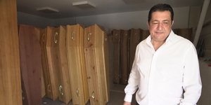 Ο Ζουχάιρ Χερτέλι, διευθυντής νεκροτομείου και γραφείου κηδειών, βγαίνει από την αποθήκη των φερέτρων του κοντά στο αεροδρόμιο Ορλί του Παρισιού την Κυριακή 28 Ιουνίου 2026. (AP Photo/John Leicester)