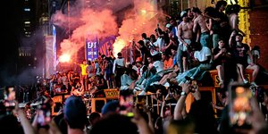Έξαλλοι πανηγυρισμοί ξέσπασαν στην Νέα Υόρκη την Κυριακή το βράδυ για την ιστορική επιστροφή των Νικς στην κορυφή του NBA 