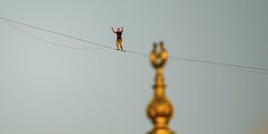 Ο Εσθονός αθλητής slackline Jaan Roose διασχιζει πάνω σε ιμάντα τη γέφυρα του Βοσπόρου που συνδέει τη ασιατική με την ευρωπαϊκή πλευρά της Κωνσταντινούπολης, Τουρκία, 15 Σεπτεμβρίου 2024. (AP Photo/Emrah Gurel)