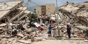 Απελπισμένοι κάτοικοι ψάχνουν μέσα στα ερείπια των σπιτιών τους στη Λα Γκουάιρα, Βενεζουέλα, Πέμπτη 25 Ιουνίου 2026. (AP Photo/Pedro Mattey)