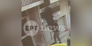 Η στιγμή που απατεώνας σκαρφαλώνει σε μπαλκόνι