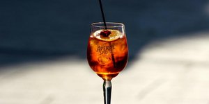 Η ιστορία του Aperol Spritz: Πώς ένα τυχαίο λάθος δημιούργησε το πιο διάσημο καλοκαιρινό κοκτέιλ