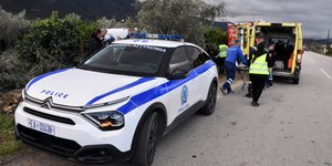 Περιπολικό της αστυνομίας και ασθενοφόρο 