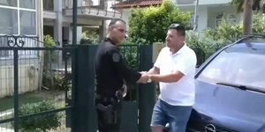 Ο πατέρας των κοριτσιών ευχαριστεί τον αστυνομικό