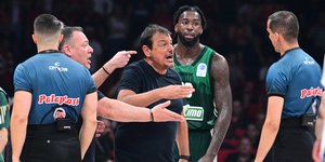 O Εργκίν Αταμάν διαμαρτύρεται στους διαιτητές του τρίτου τελικού Ολυμπιακού - Παναθηναϊκού AKTOR και αποβάλλεται