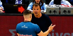 Ο Εργκίν Αταμάν διαμαρτύρεται σε διαιτητή του Game 3