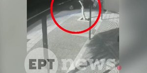Αυτοκίνητο σε παντοπωλείο