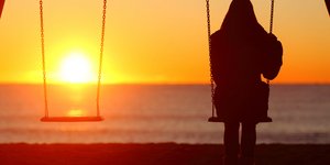 Αντί για θορυβώδη πάρτι και κοσμικές εξόδους, οι δημιουργοί παρουσιάζουν βραδιές στον καναπέ, μοναχικά ψώνια στο σούπερ μάρκετ, σειρές στην τηλεόραση / ΑLAMY