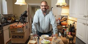 Η σειρά βίντεο «Sandwiches of History» συγκεντρώνει εκατομμύρια προβολές, έχοντας ως θέμα την αναπαραγωγή συνταγών σάντουιτς από περασμένους αιώνες / ΤΙΚΤΟΚ