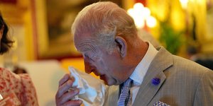 Ο βασιλιάς Κάρολος σκουπίζει τον ιδρώτα του λόγω καύσωνα