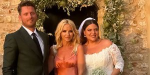 Η Μαρία Μπεκατώρου ήταν η πιο κομψή καλεσμένη στον γάμο της Δανάης Μπάρκα -Με σατέν δημιουργία MI-RŌ