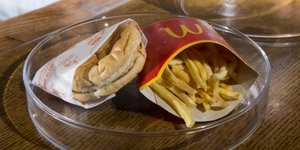 Το τελευταίο Big Mac που πωλήθηκε στην Ισλανδία εξακολουθεί να υπάρχει, να εκτίθεται δημόσια και να προσελκύει το ενδιαφέρον επισκεπτών από όλο τον κόσμο / INSTAGRAM