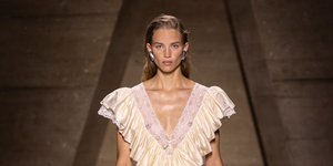 Τα νέα boho φορέματα που συνδυάζουν άνεση και κομψότητα με τον πιο chic τρόπο