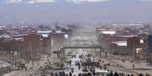 Αποκλεισμοί δρόμων στη Βολιβία λόγω ελλείψεων στα καύσιμα