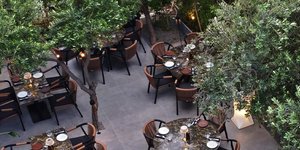 Στην αυλή του steakhouse «Burnt Bone»