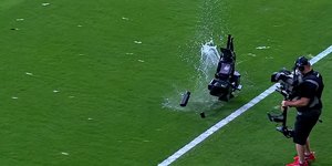 H στιγμή της πτώσης της κάμερας στο γήπεδο