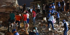 Διασώστες στα ερείπια κτιρίου στο Καράκας με τον διπλό σεισμό στη Βενεζουέλα