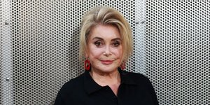 Με μία εμφάνιση, η Κατρίν Ντενέβ επιβεβαίωσε γιατί παραμένει σύμβολο του γαλλικού στιλ