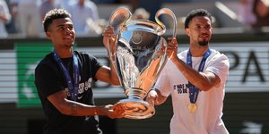 Οι παίκτες της Παρί έφεραν τα τρόπαια του Champions League στο κεντρικό κορτ του Roland Garros