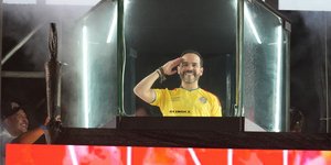 Ο νέος πρόεδρος της Κολομβίας Αμπελάρδο δε λα Εσπριέγια, μέσα σε αλεξίσφαιρη καμπίνα σε πανηγυρική συγκέντρωση