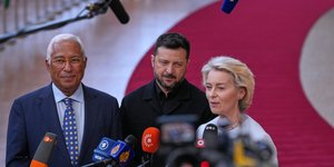 Ο Ουκρανός πρόεδρος Βολοντίμιρ Ζελένσκι ανάμεσα στον πρόεδρο του Ευρωπαϊκού Συμβουλίου Αντόνιο Κόστα και την πρόεδρο της Επιτροπής, Ούρσουλα Φον ντερ Λάιεν