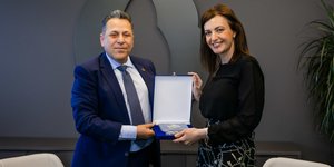 Ο Πρόεδρος του ΕΚΑΒ, κ. Γεώργιος Χαραλάμπους με την κυρία Ελένη Βρεττού, CEO της CrediaBank