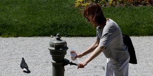 Γυναίκα γεμίζει μπουκάλι νερό σε πάρκο στο κέντρο του Ζάγκρεμπ