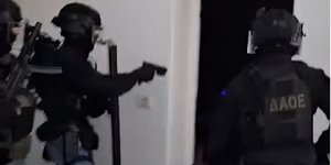 Πάνοπλοι αστυνομικοί στη Μύκονο μπαίνουν σε σπίτι κυκλώματος με τα ναρκωτικά