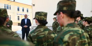 Στη Λαμία ο Δένδιας: ο ΥΠΕΘΑ συναντήθηκε με τις πρώτες γυναίκες που παρουσιάστηκαν στον Στρατό Ξηράς