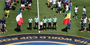 Η διαιτητική ομάδα του αγώνα Γαλλία-Σενεγάλη