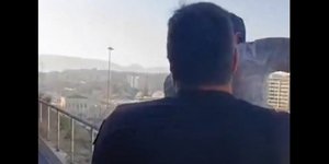 Η στιγμή διάσωσης άνδρα που ετοιμάζεται να πέσει στο κενό από τον 6ο όροφο κτιρίου στον Πειραιά -Το βίντεο της ΕΛ.ΑΣ.