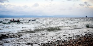 Διάσωση μεταναστών σε βάρκα 