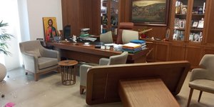 επιθεση στο δημαρχείο Ρεθύμνης 