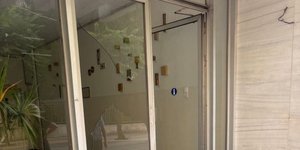 Η είσοδος της πολυκατοικίας μετά την επίθεση
