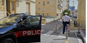 Αστυνομικός φρουρεί δρόμο στο Μονακό μετά την έκρηξη σε πολυκατοικία