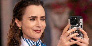 Η Λίλι Κόλινς στέλνει emojis από το κινητό της