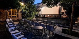 Η αυλή του θεάτρου Επί Κολωνώ γίνεται ξανά θερινό σινεμά