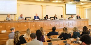 Στιγμιότυπο από την ημερίδα της Επιτροπής Ανταγωνισμού, με βασικό θέμα την κατάχρηση της δεσπόζουσας θέσης