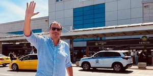 Ο Εργκίν Αταμάν στο αεροδρόμιο