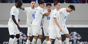 Οι παίκτες της Εθνικής Ελλάδας πανηγυρίζουν κόντρα στην Σκωτία