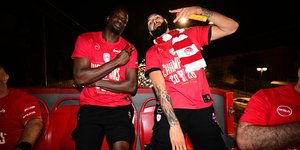 Οι Φαλ και Φουρνιέ στο πούλμαν μετά την κατάκτηση της Euroleague