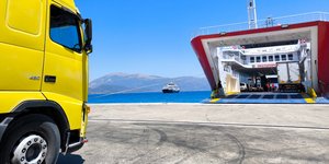 Φορτηγό μπαίνει σε πλοίο