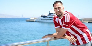 Ο Κώστας Φορτούνης μπροστά στη Θάλασσα του Πειραιά