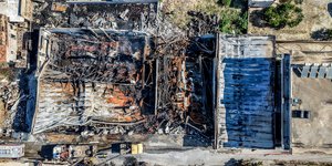 Φωτιά στο Ηράκλειο: Στάχτη και αποκαΐδια η αποθήκη ξυλείας
