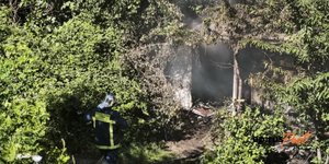 Πυροσβέστης σβήνει φωτιά σε κοντέινερ στην Κόνιτσα