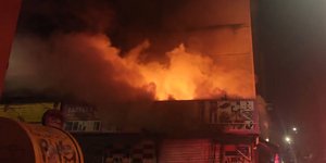 Μεγάλη φωτιά σε καταστήματα στο κέντρο της Αθήνας