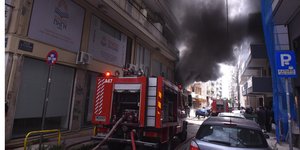 Μεγάλη φωτιά σε συνεργείο αυτοκινήτων στη Θεσσαλονίκη