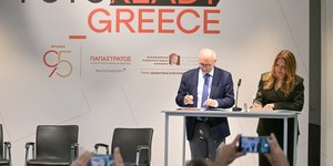 Ο Βασίλης Βασδέκης, Πρύτανης ΟΠΑ και η Τίνα Δάβου, Διευθύνουσα Σύμβουλος της Παπαστράτος κατά την υπογραφή του Μνημονίου Συνεργασίας