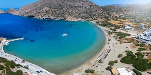 Εναέρια άποψη της πανέμορφης παραλίας του Γαλησσά στη δυτική ακτή της Σύρου, στις Κυκλάδες