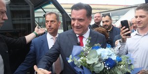 Ο Άδωνις Γεωργιάδης με λουλούδια στα χέρια